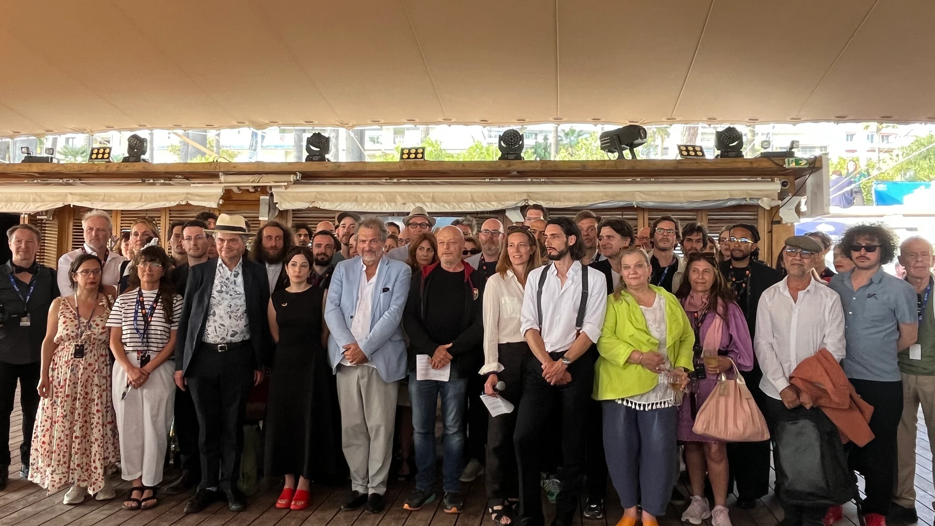 Cannes (Francia), 18/05/2025.- Decenas de realizadores europeos emitieron un manifiesto este domingo en Cannes para pedir a la Unión Europea mantener las protecciones al cine frente a las presiones del presidente estadounidense, Donald Trump, y sus políticas de guerra comercial. EFE/Nerea González
