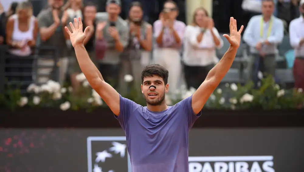 Tenis/Roma.- Alcaraz mantiene a raya a Sinner y conquista Roma