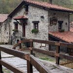 El pueblo mágico de Asturias al que sólo puedes acceder en funicular que atraviesa las montañas