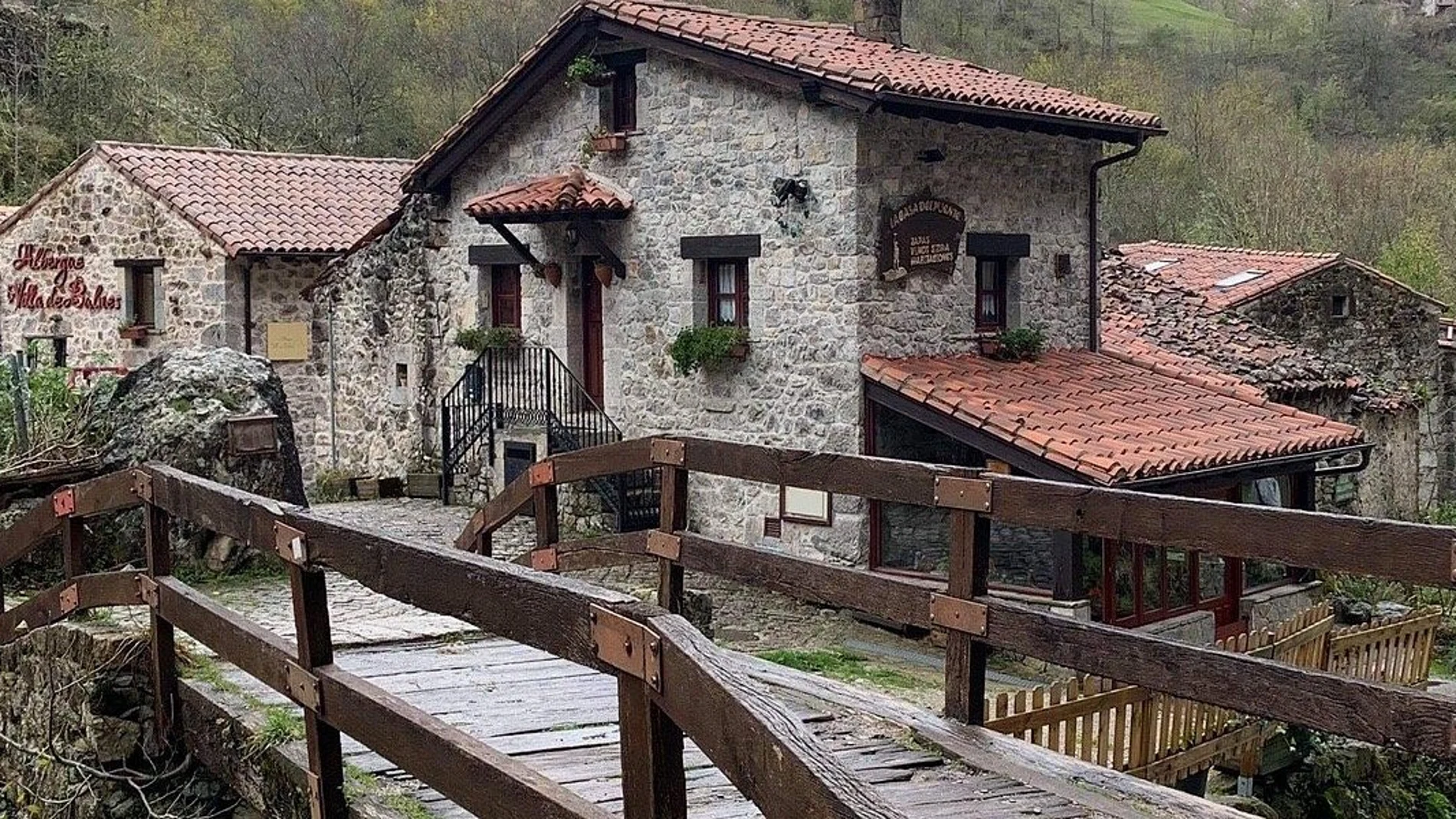El pueblo mágico de Asturias al que sólo puedes acceder en funicular que atraviesa las montañas