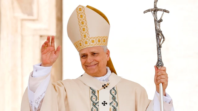 Robert Prevost saluda a los peregrinos presentes en la eucaristía