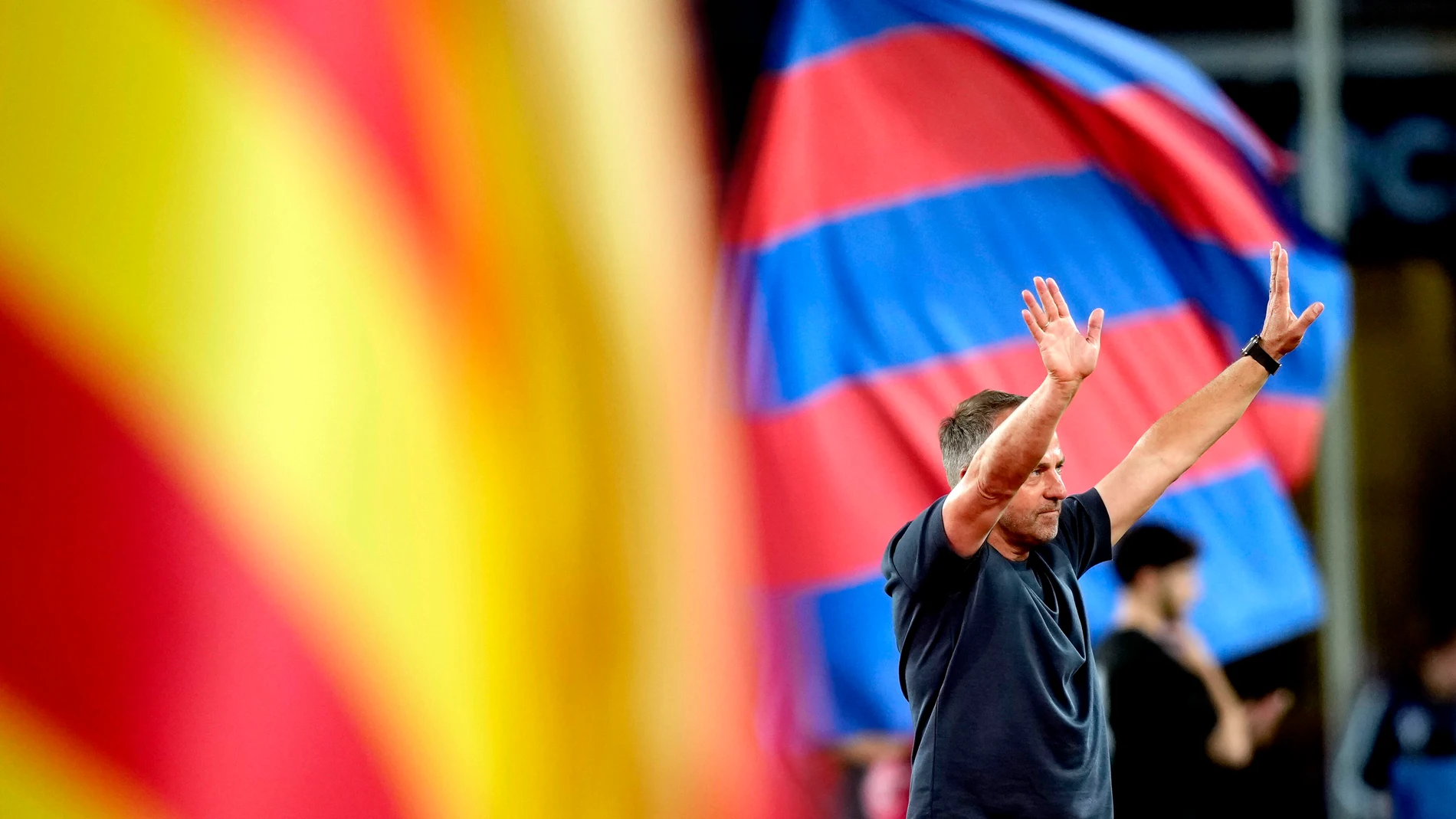 BARCELONA, 18/05/2025.- El entrenador del Barcelona Hans-Dieter Flick al final del encuentro de la jornada 37 de LaLiga entre FC Barcelona y Villarreal CF disputado este domingo en el Estadio Olímpico de Montjuic. EFE/ Enric Fontcuberta