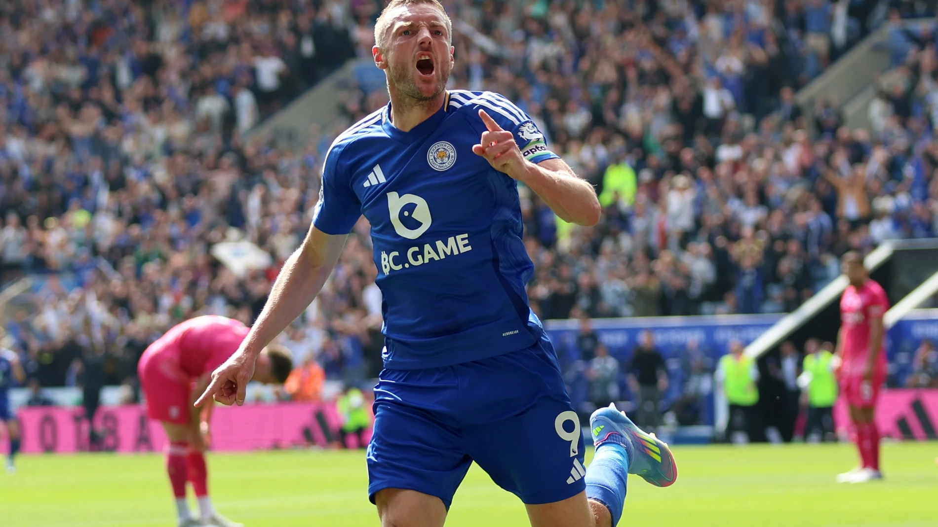 18 May 2025, United Kingdom, Leicester: Leicester City's Jamie Vardy celebrates after scoring his sides first goal during the English Premier League soccer match between Leicester City and Ipswich Town at King Power Stadium. Photo: Nigel French/PA Wire/dpa 18/05/2025 ONLY FOR USE IN SPAIN