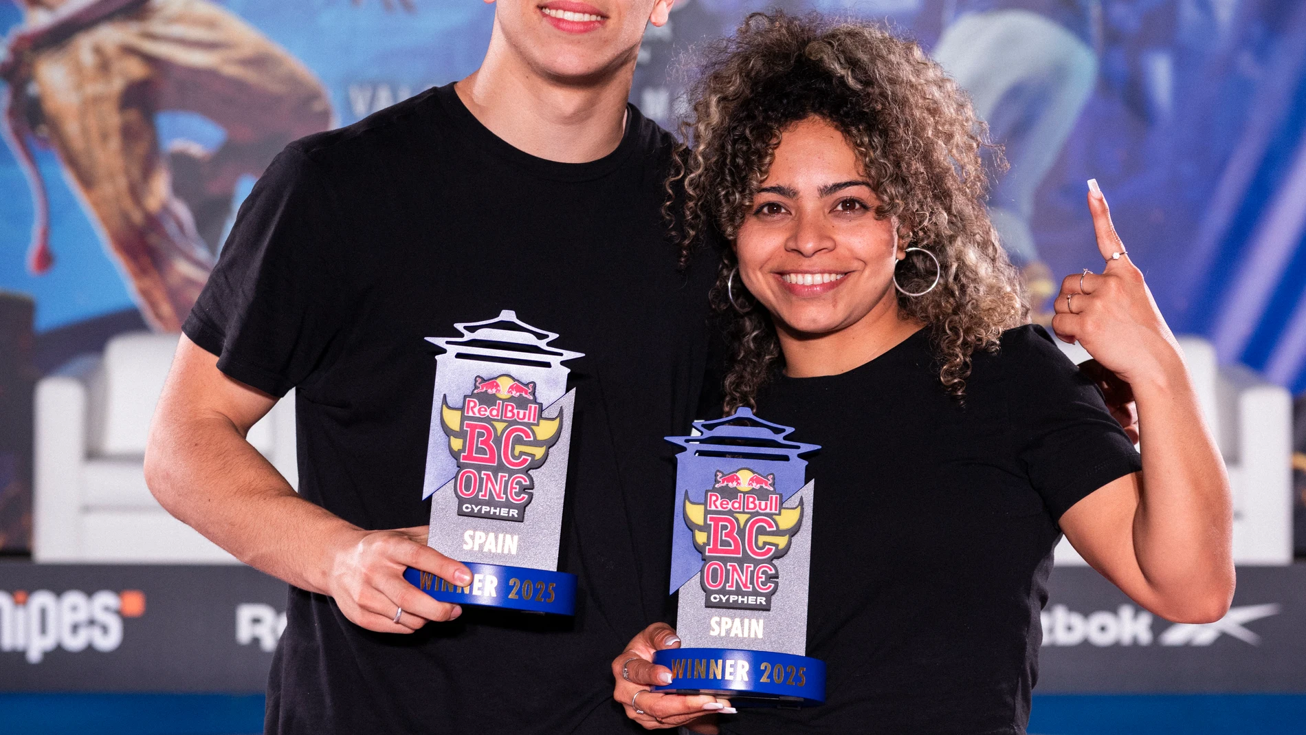 Estrella y Lukas, con sus trofeos