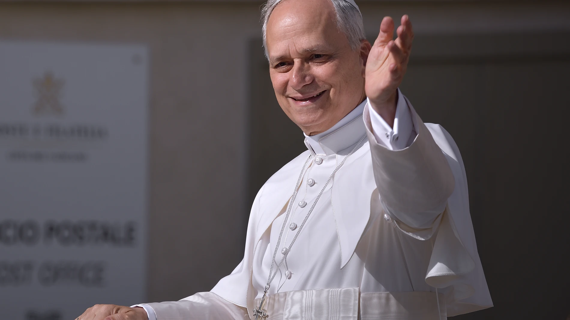 El Papa León XIV recorre la plaza de San Pedro en Papamóvil por primera vez antes de la misa de inicio de su Pontificado, a 17 de mayo de 2025, en Ciudad del Vaticano. Con esta ceremonia se marca el inicio del ministerio petrino del estadounidense Robert Prevost, el Papa León XIV. Prevost se convierte así en el 267 Pontífice de la Iglesia tras el fallecimiento el pasado 21 de abril del Papa Francisco. Se espera la presencia de más de 150 delegaciones internacionales y cerca de 200.000 fieles....