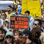 Miles de personas se manifiestan en todas las islas bajo el lema ‘Canarias tiene un límite’ para exigir un cambio en el modelo turístico