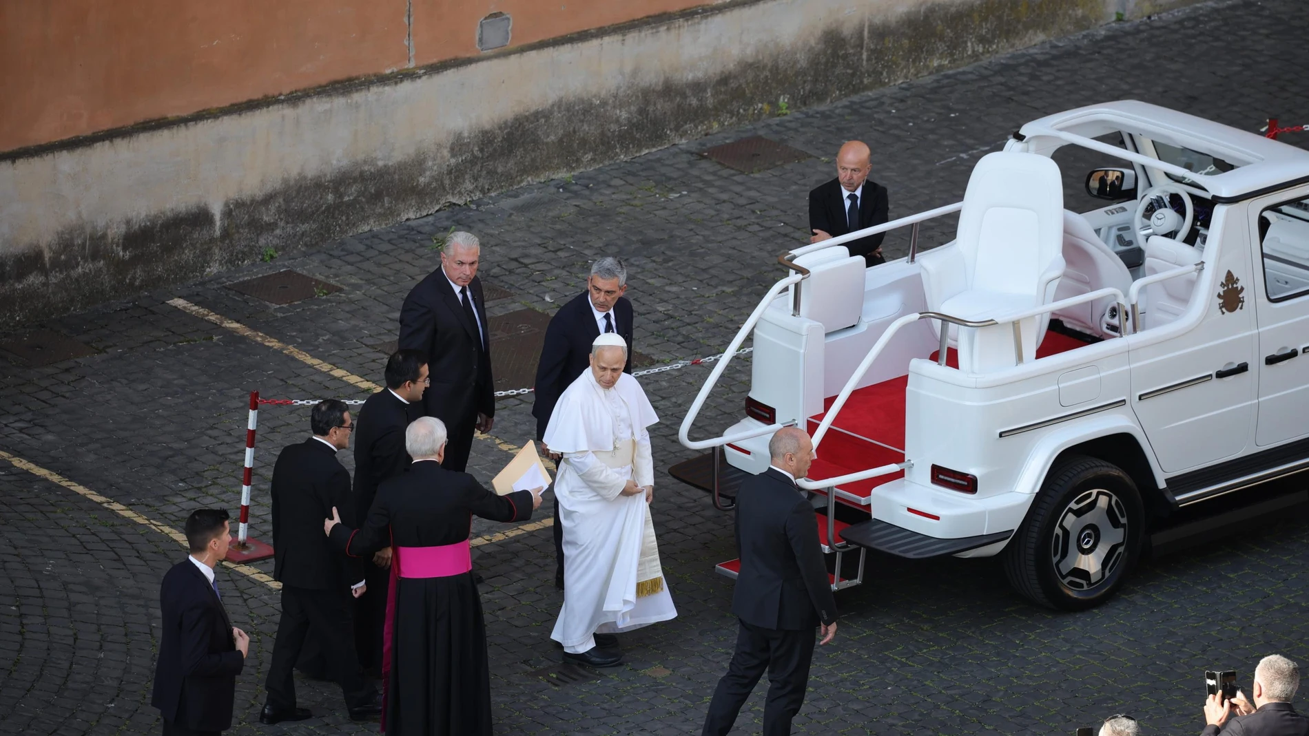 Vatican City (Vatican City State (Holy See)), 18/05/2025.- Pope Leo XIV arrives in the popemobile in St. Peter's Square, Vatican City, 18 May 2025. (Papa) EFE/EPA/MASSIMO PERCOSSI