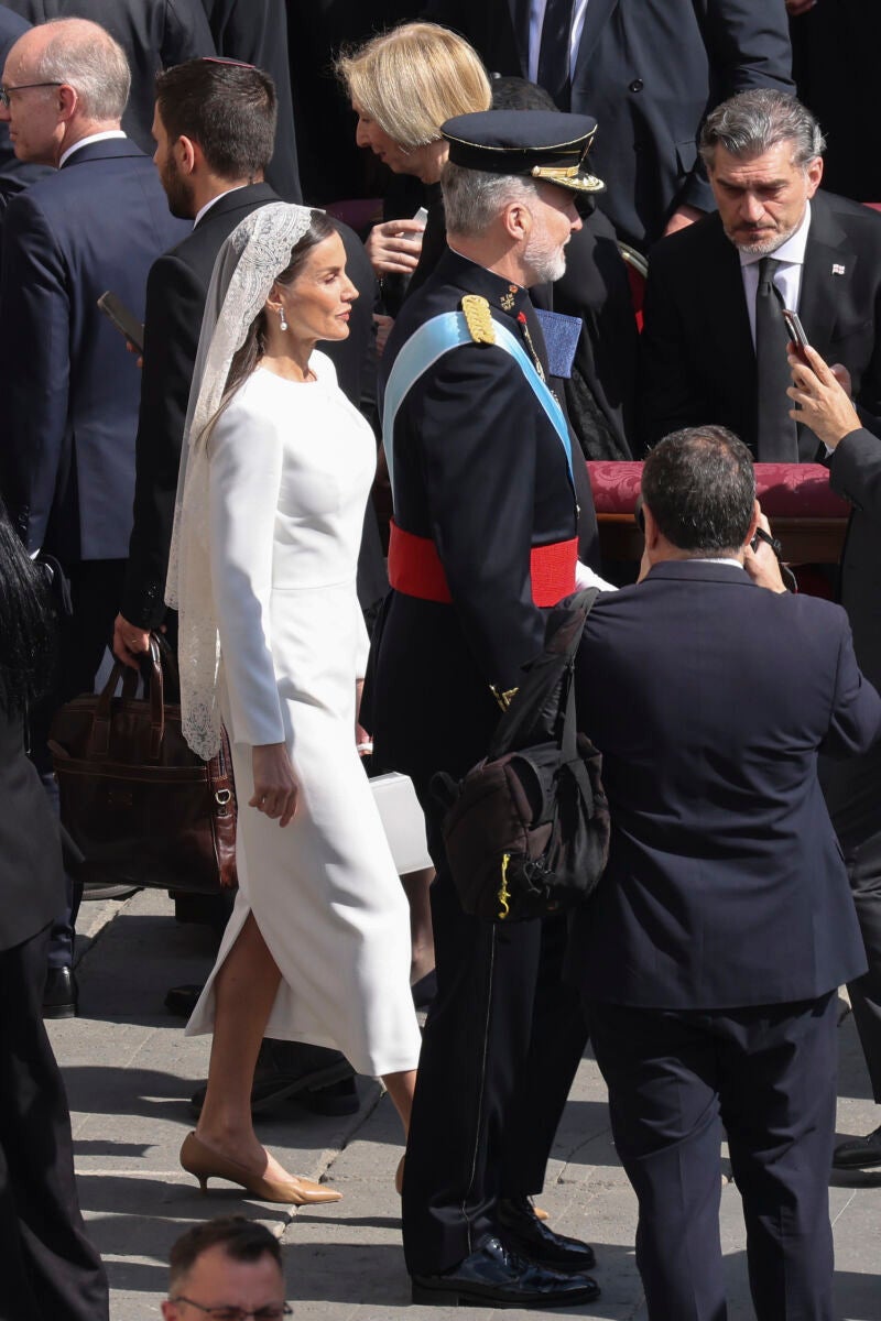 La Reina Letizia con vestido blanco de Redondo Brand en la misa de inicio papal de León XIV.