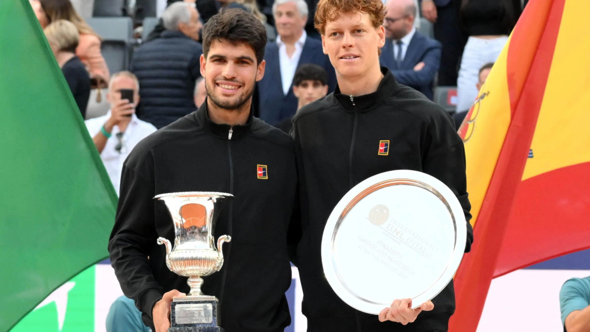 Roma (Italy), 18/05/2025.- Winner Carlos Alcaraz of Spain (L) and runner-up Jannik Sinner of Italy pose after their the Men's Singles final match of the Italian Open tennis tournament 2025, in Rome, Italy, 18 May 2025. (Tenis, Italia, España, Roma) EFE/EPA/Roberto Ramaccia