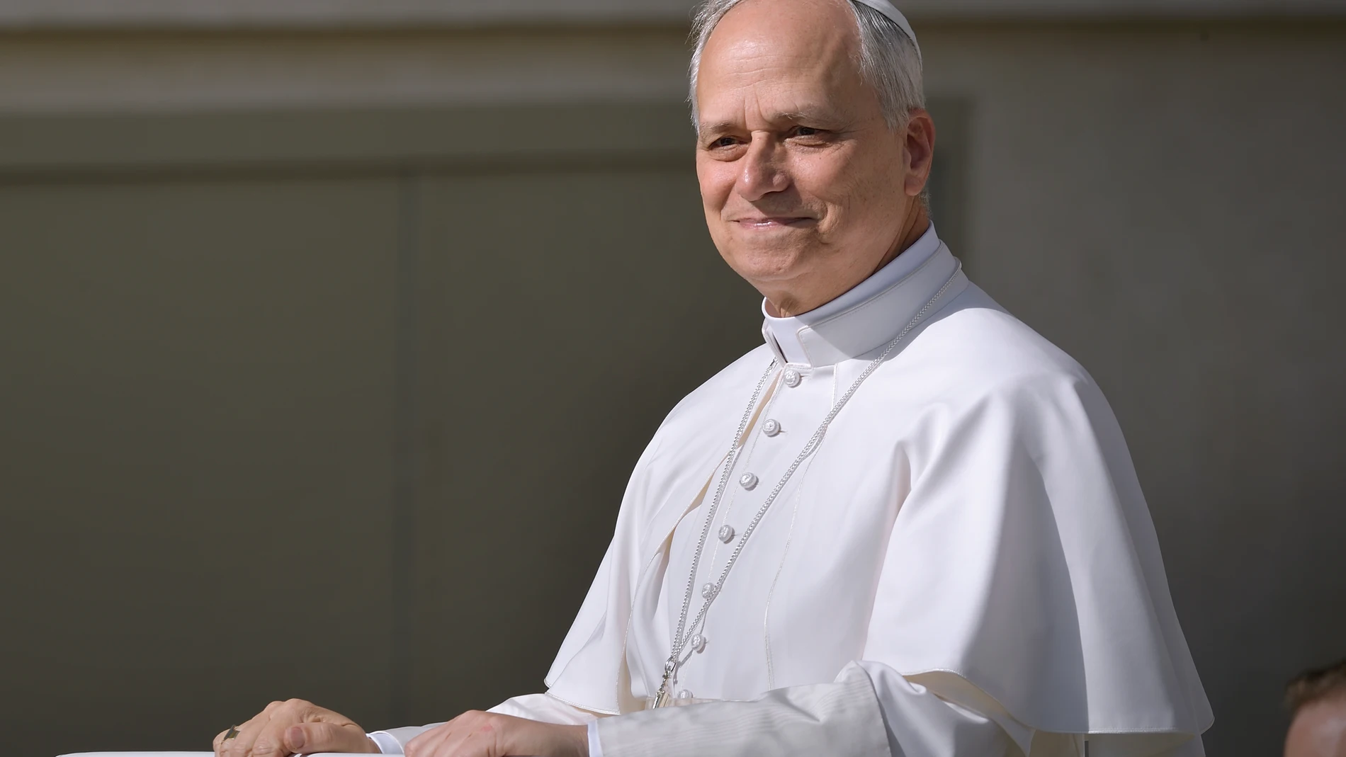El Papa León XIV recorre la plaza de San Pedro en Papamóvil por primera vez antes de la misa de inicio de su Pontificado, a 17 de mayo de 2025, en Ciudad del Vaticano. Con esta ceremonia se marca el inicio del ministerio petrino del estadounidense Robert Prevost, el Papa León XIV. Prevost se convierte así en el 267 Pontífice de la Iglesia tras el fallecimiento el pasado 21 de abril del Papa Francisco. Se espera la presencia de más de 150 delegaciones internacionales y cerca de 200.000 fieles....