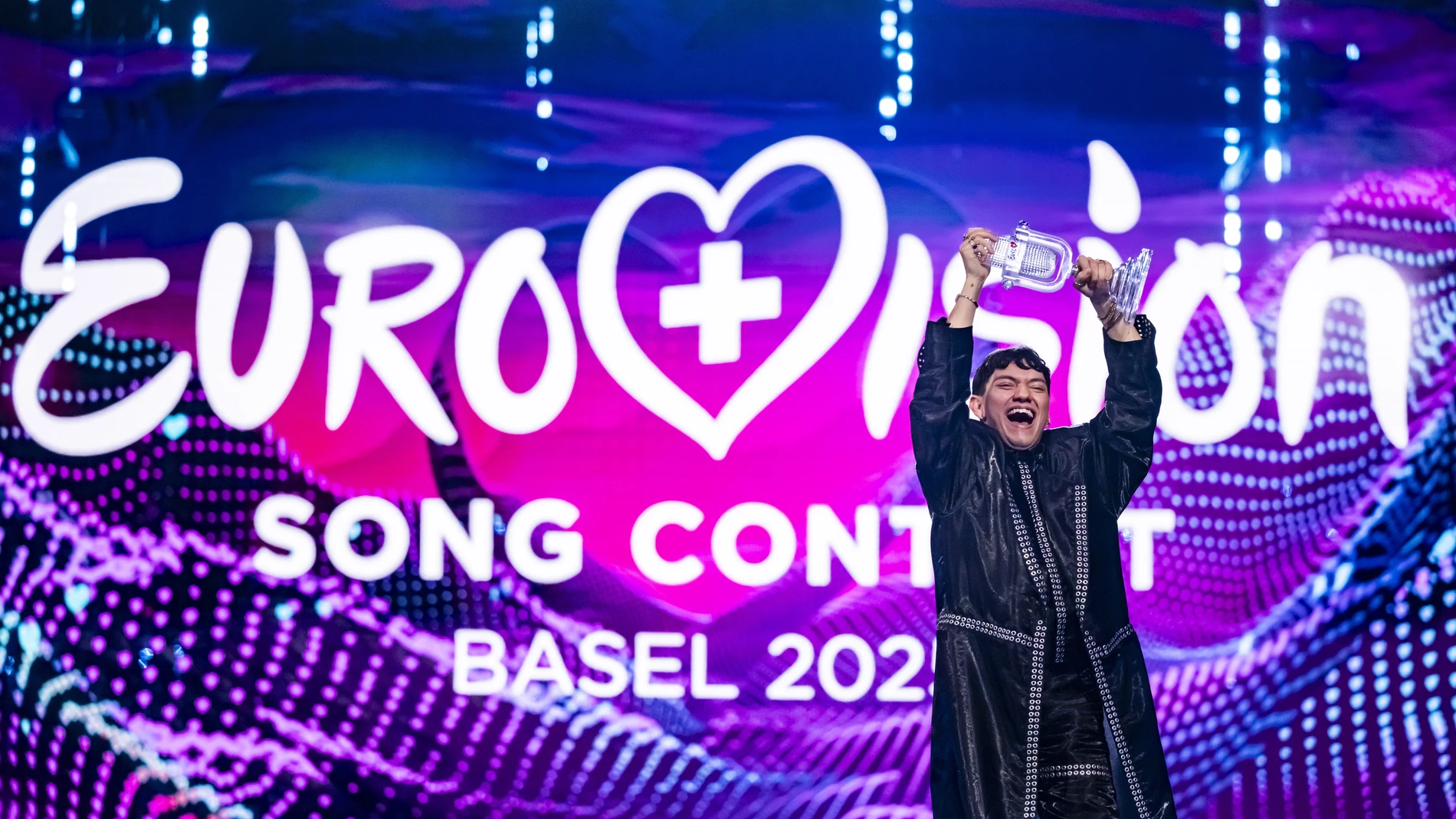 BASEL (Switzerland), 18/05/2025.- Austria's JJ celebrates with the winner's trophy at the conclusion of the 69th Eurovision Song Contest in Basel, Switzerland, 17 May 2025. (Suiza, Basilea) EFE/EPA/GEORGIOS KEFALAS