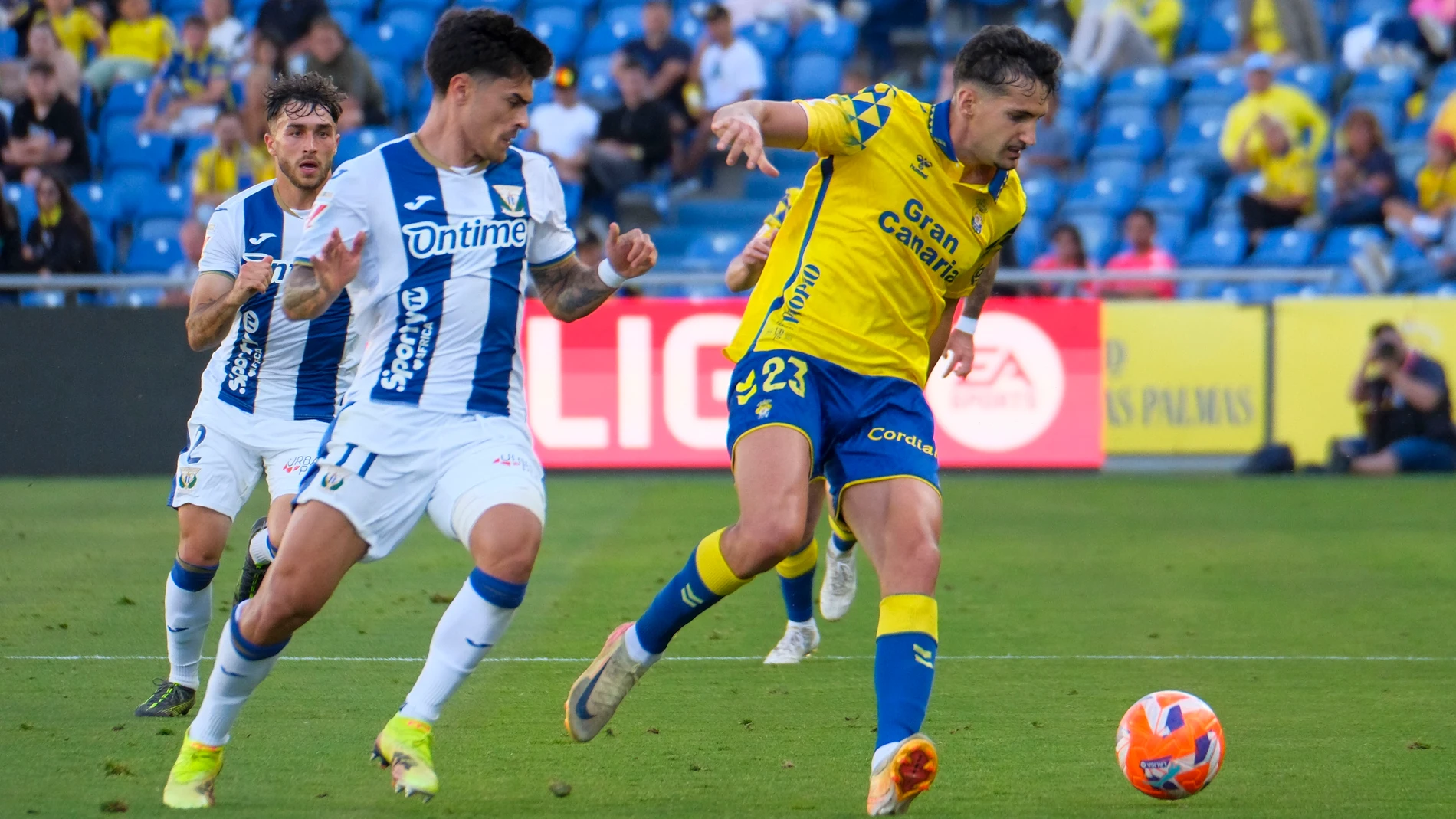 LAS PALMAS DE GRAN CANARIA, 18/05/2025.- El jugador de la UD Las Palmas Javi Muñoz (d) y el jugador del Leganés Juan Cruz (2i) durante el partido de la jornada 37 de LaLiga EA Sports, penúltima del campeonato, disputado este sábado en el estadio de Gran Canaria, en Las Palmas de Gran Canaria. EFE/ Angel Medina G.