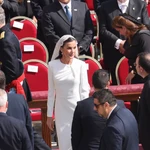 La Reina Letizia en la misa del inicio papal de León XIV con vestido blanco de Redondo Brand.