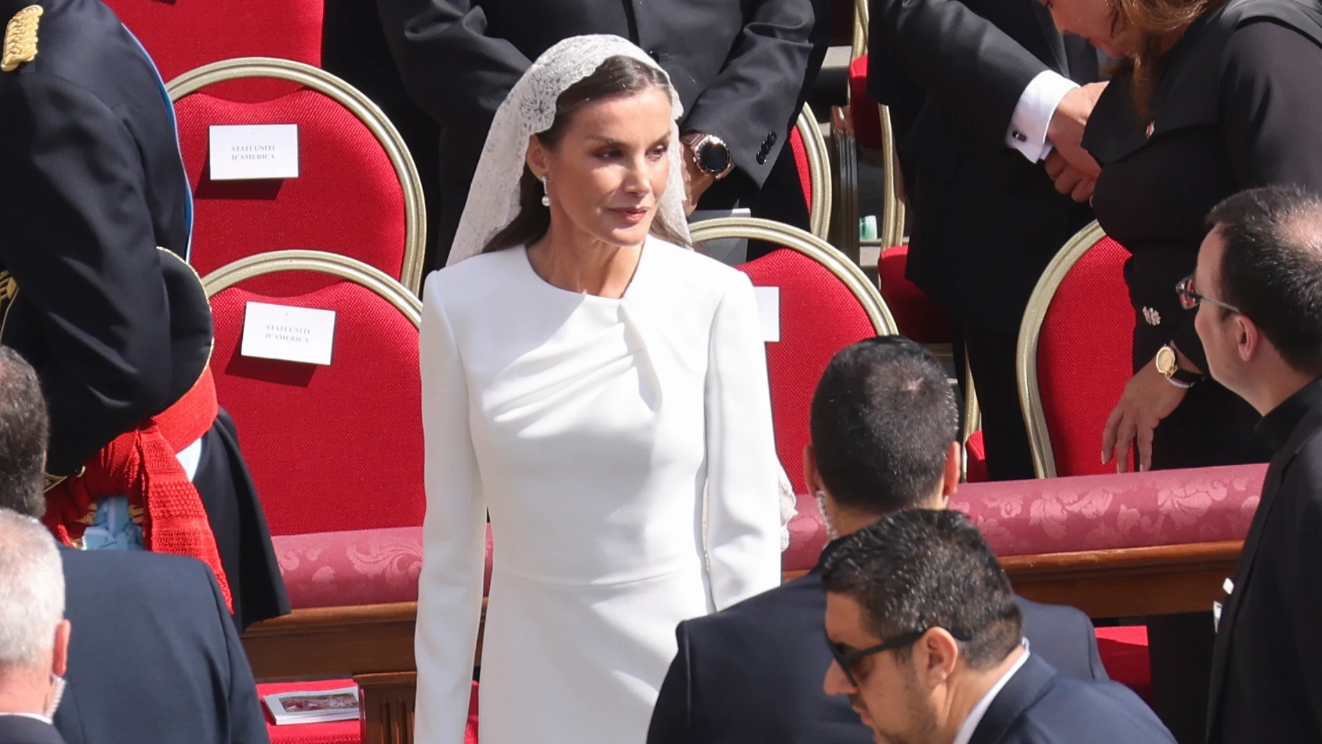 La Reina Letizia en la misa del inicio papal de León XIV con vestido blanco de Redondo Brand.