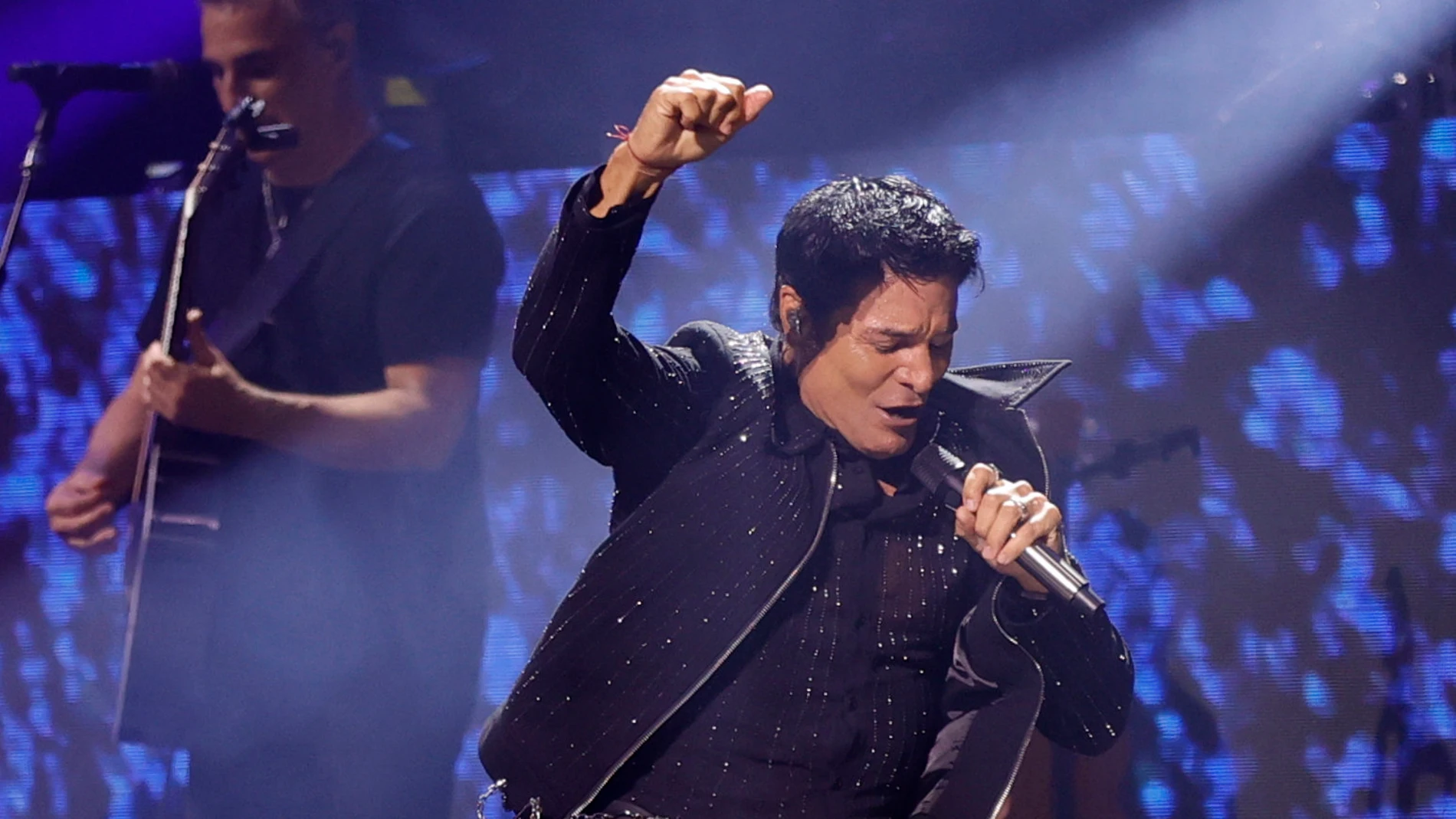 A CORUÑA, 18/05/25.- El artista puertoriqueño Chayanne durante el concierto que ha ofrecido este domingo en A Coruña enmarcado en la gira 'Bailemos otra vez'. Tras diez años de ausencia en España, Chayanne vuelve con su gira con 'Bailemos otra vez'. EFE/ Cabalar