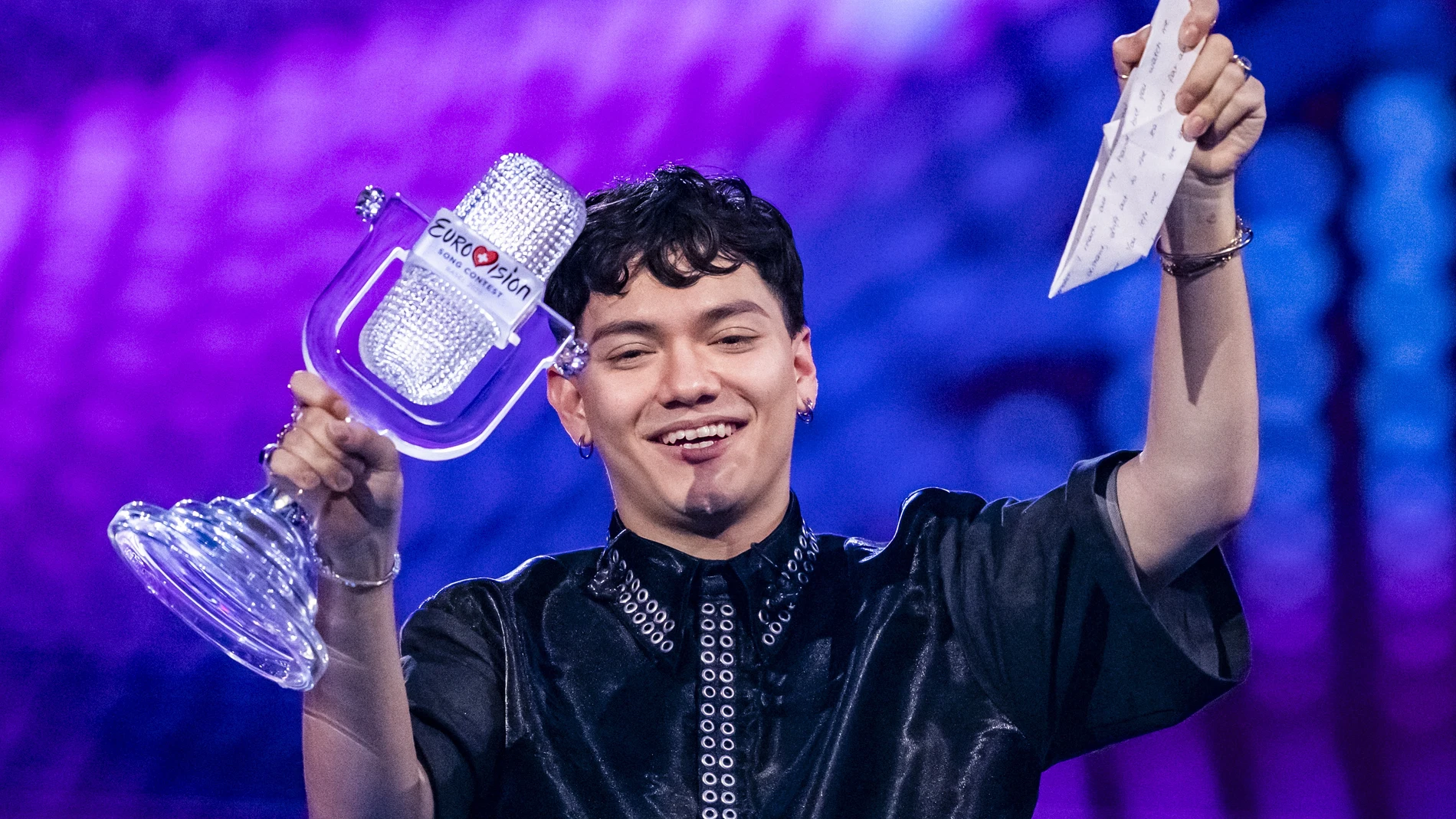 BASEL (Switzerland), 18/05/2025.- Austria's JJ celebrates with the trophy of the winner of the 69th Eurovision Song Contest in Basel, Switzerland, 17 May 2025. (Suiza, Basilea) EFE/EPA/GEORGIOS KEFALAS