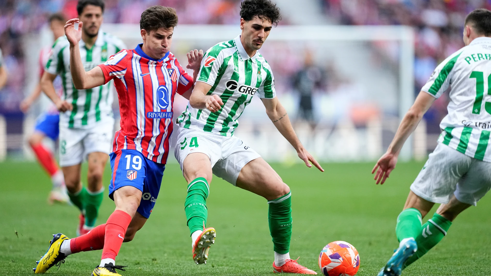 Johnny Cardoso of Real Betis and Julian Alvarez of Atletico de Madrid in action during the Spanish League, LaLiga EA Sports, football match played between Atletico de Madrid and Real Betis Balompie at Riyadh Air Metropolitano stadium on May 18, 2025, in Madrid, Spain. AFP7 18/05/2025 ONLY FOR USE IN SPAIN