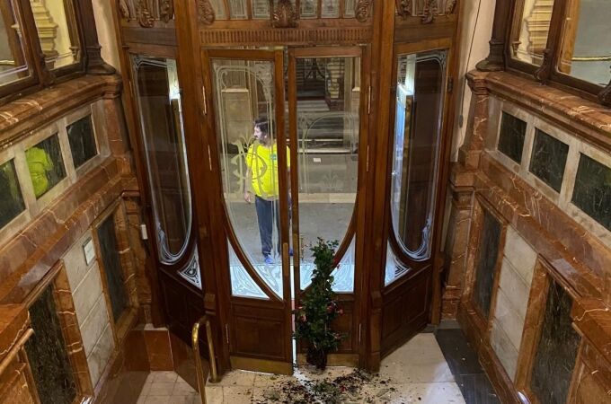 La entrada principal del Casino de Murcia sufre un acto vandálico durante la pasada madrugada