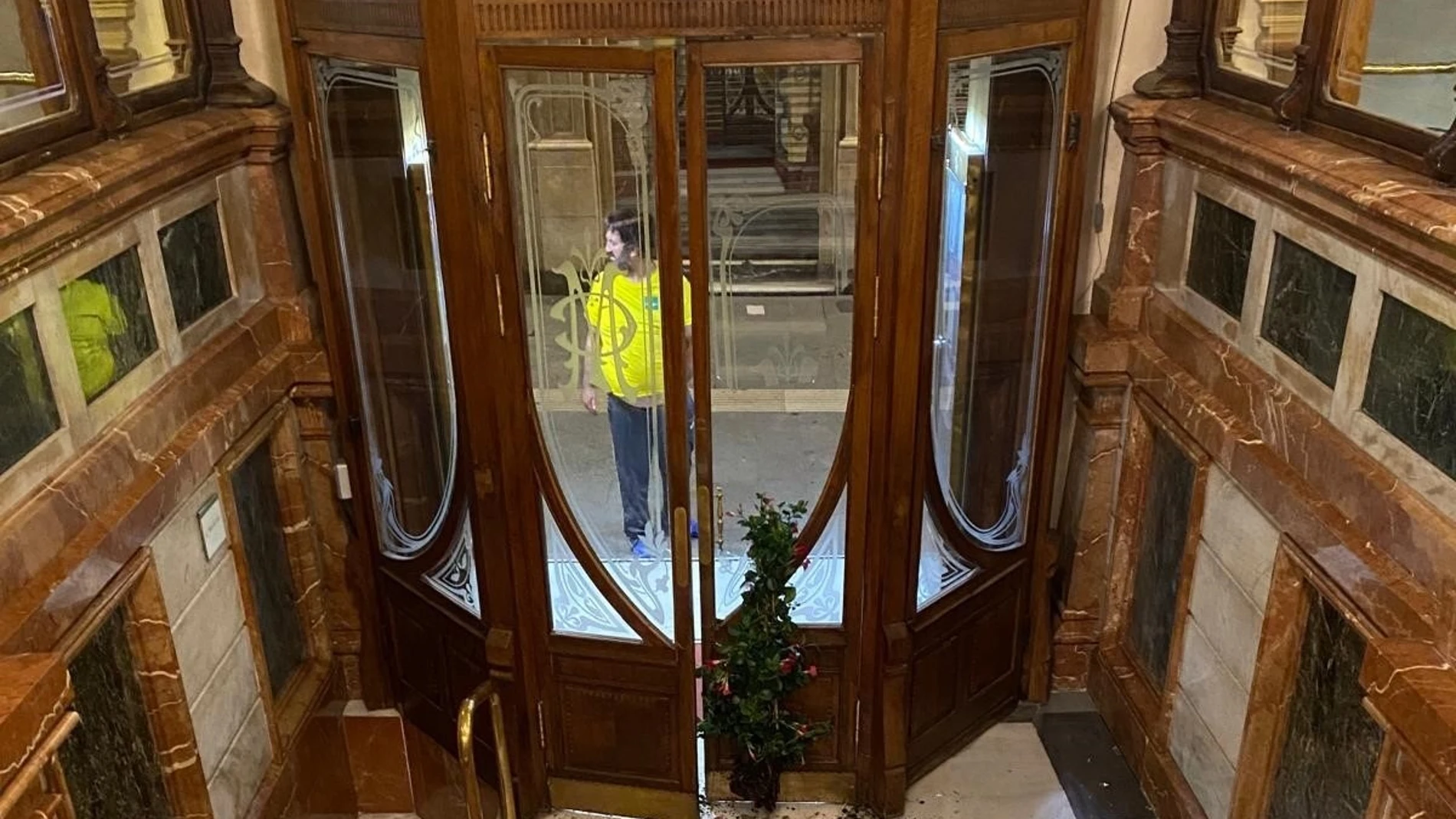 La entrada principal del Casino de Murcia sufre un acto vandálico durante la pasada madrugada