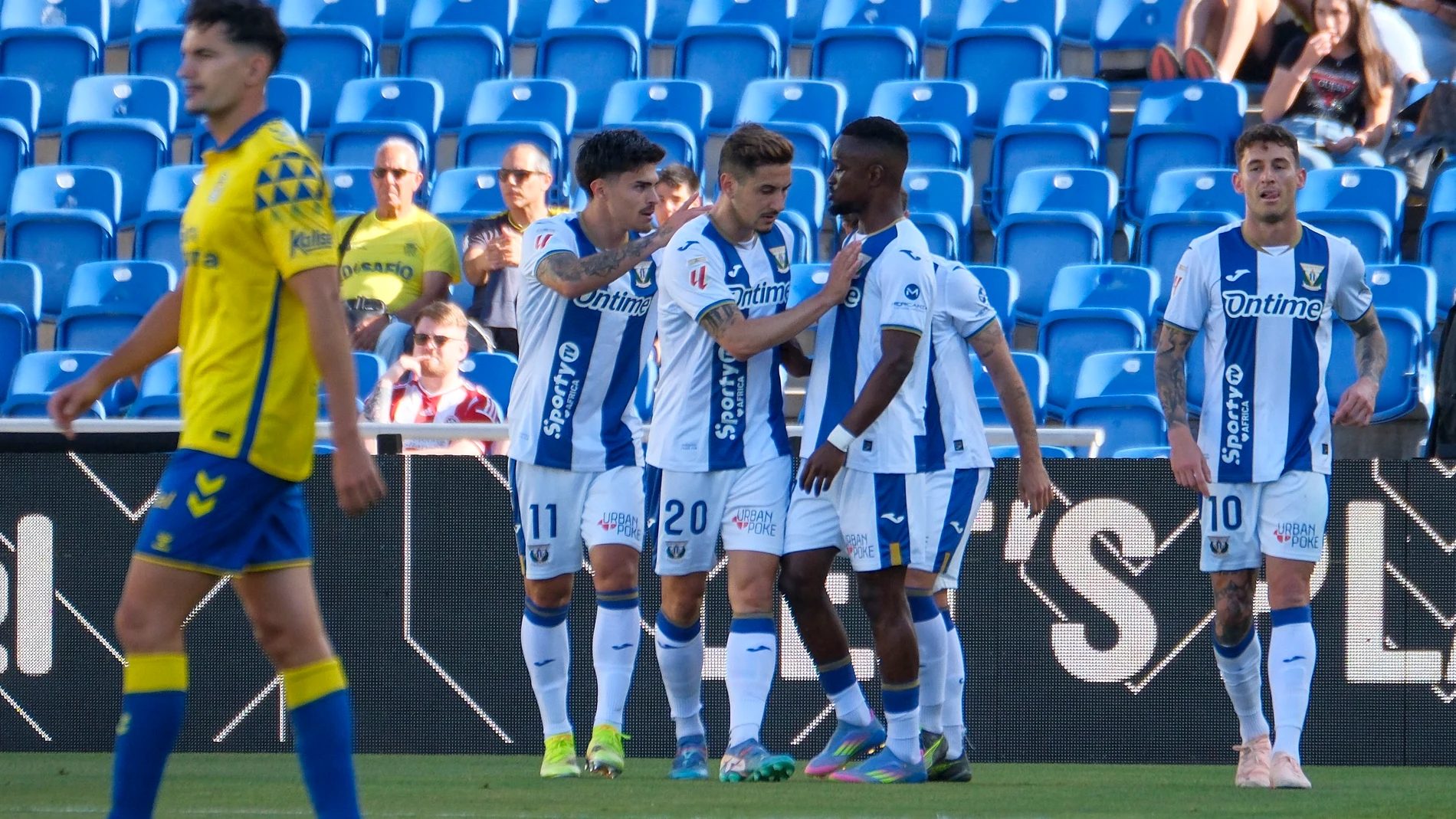 LAS PALMAS DE GRAN CANARIA, 18/05/2025.- Los jugadores del Leganés celebran su primer gol a la UD Las Palmas durante el partido de la jornada 37 de LaLiga EA Sports entre UD Las Palmas y Leganés. EFE/ Ángel Medina G.
