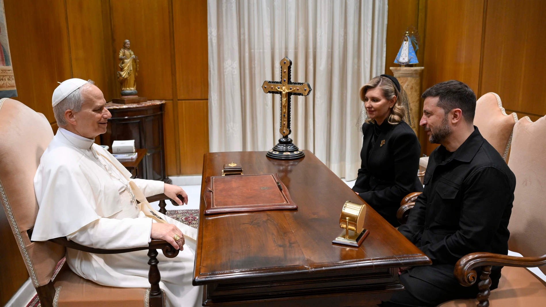 CIUDAD DEL VATICANO (VATICANO), 18/05/2025.- El papa León XIV ha recibido este domingo en una audiencia en el Vaticano al presidente de Ucrania, Volodímir Zelenski, junto a su esposa, Olena Zelenska, después de que asistiera a la misa de inicio de pontificado. EFE/Vatican Media/Simone Risoluti -SOLO USO EDITORIAL/SOLO DISPONIBLE PARA ILUSTRAR LA NOTICIA QUE ACOMPAÑA (CRÉDITO OBLIGATORIO)-