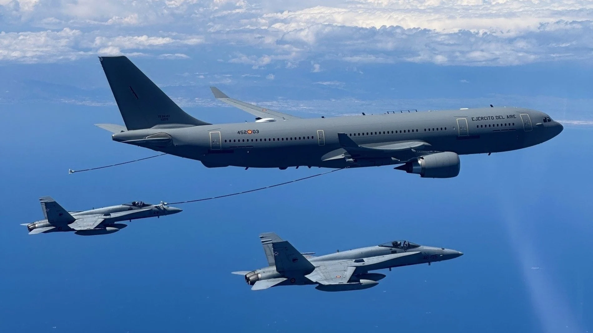 Cazas F-18 y un avión cisterna Airbus A330 MRTT protagonizan un vuelo histórico