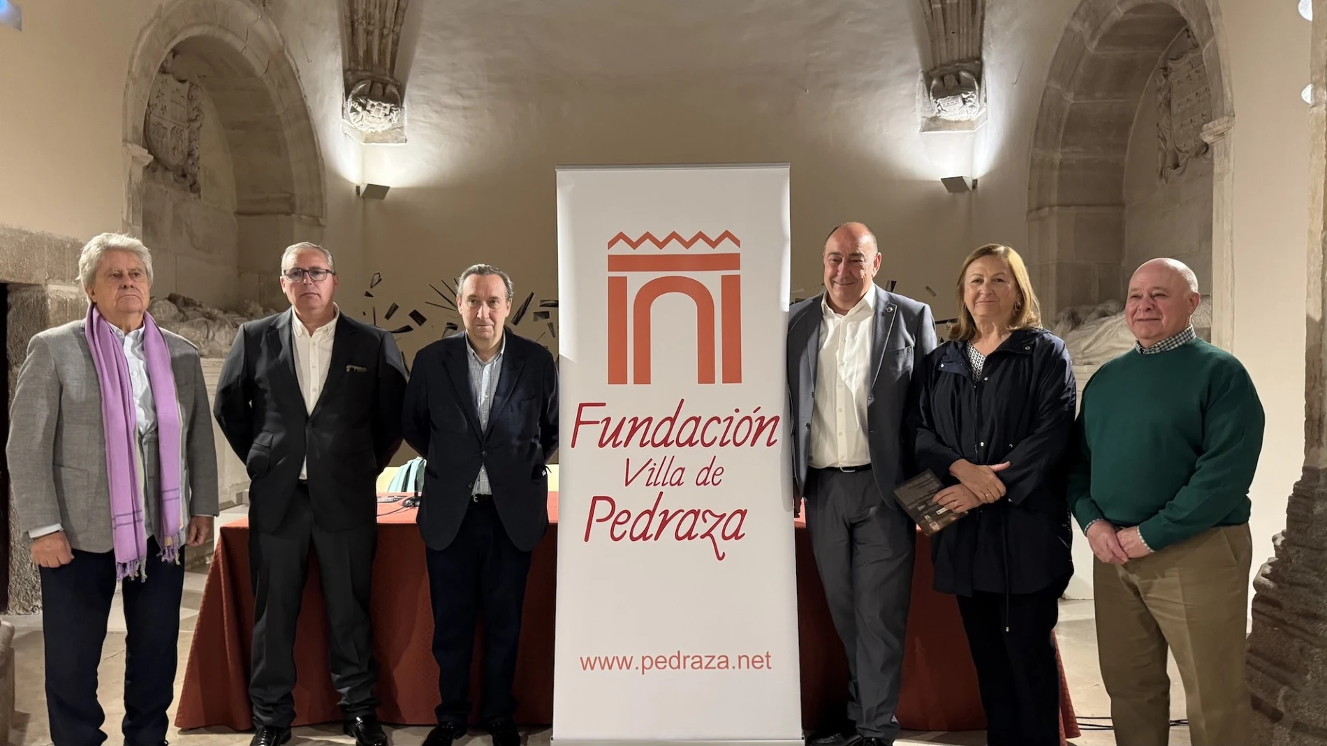 Presentación de los conciertos en los que ha participado, Miguel Ángel de Vicente, presidente de la Diputación de Segovia; Andrés Ortega, presidente de la Federación Empresarial Segoviana (FES); Carlos Martín, presidente de la Fundación Villa de Pedraza; José Enrique Reques Mateo, alcalde de Pedraza; Fernando García Torres, organizador de los conciertos; y Marian Rueda, subdelegada del Gobierno en Segovia.
