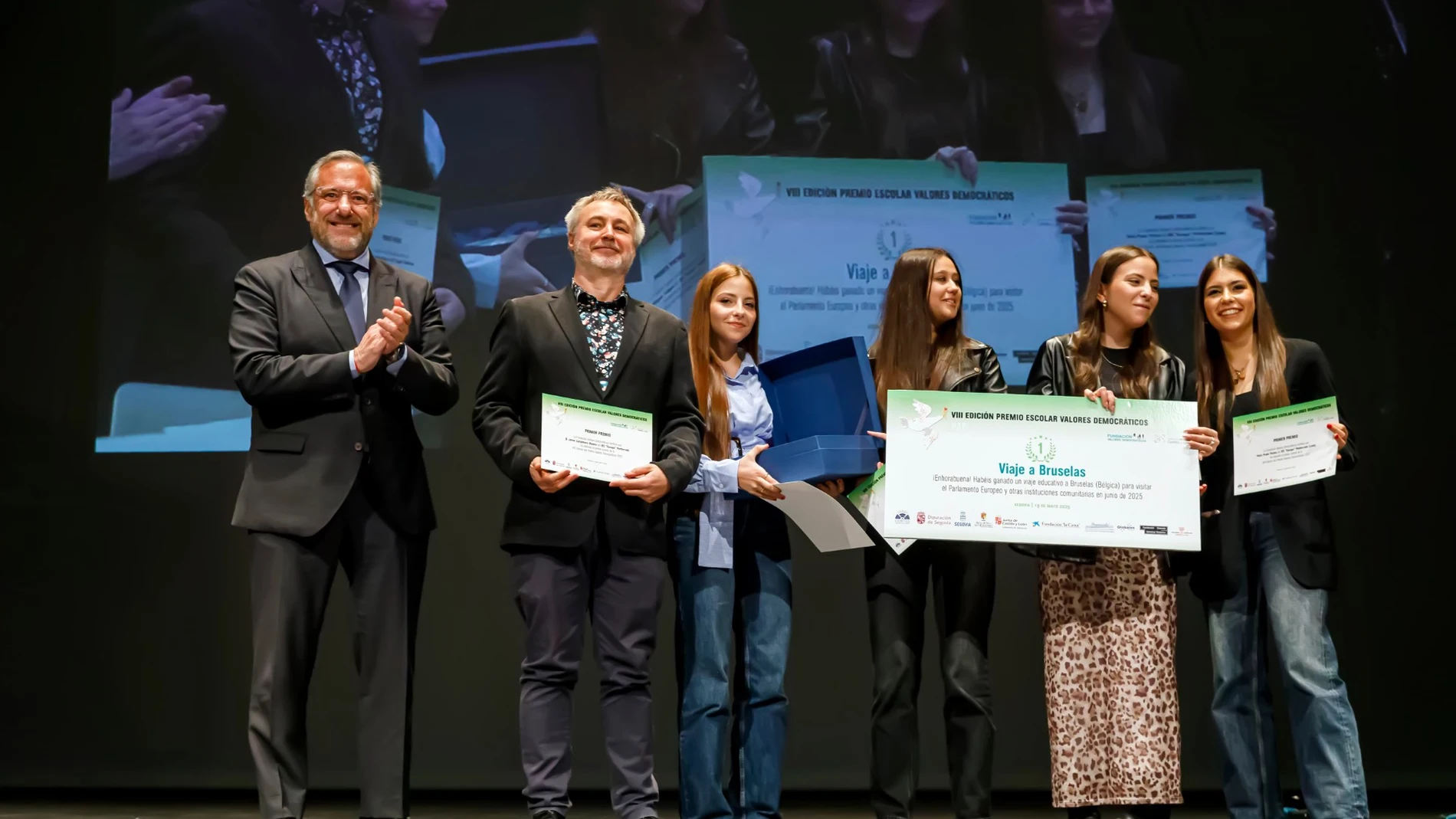 El presidente de las Cortes y de la Fundación Castilla y León, Carlos Pollán, entrega los premios