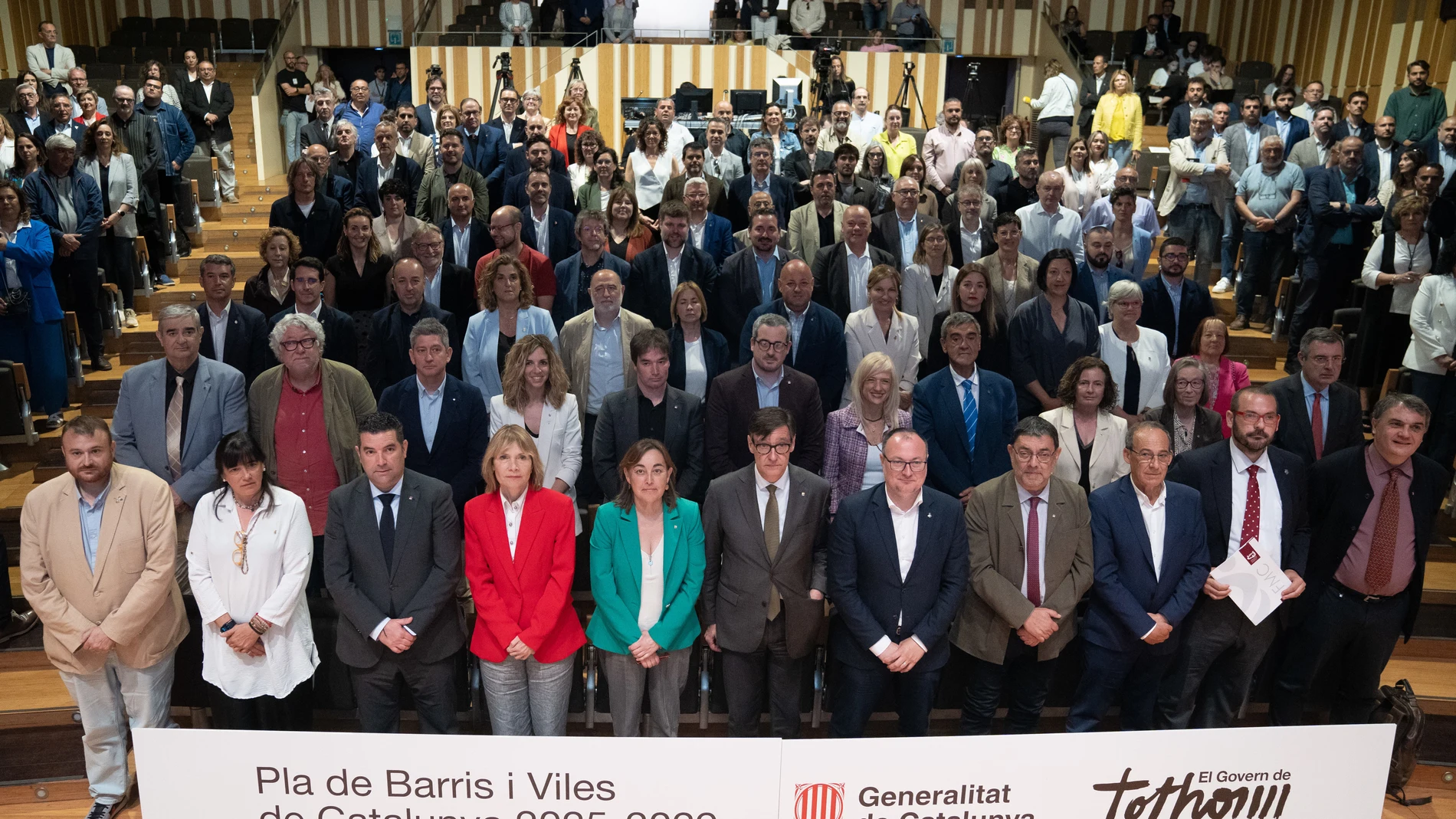 El presidente de la Generalitat, Salvador Illa, junto a representantes del mundo municipal DAVID ZORRAKINO - EUROPA PRESS 19/05/2025