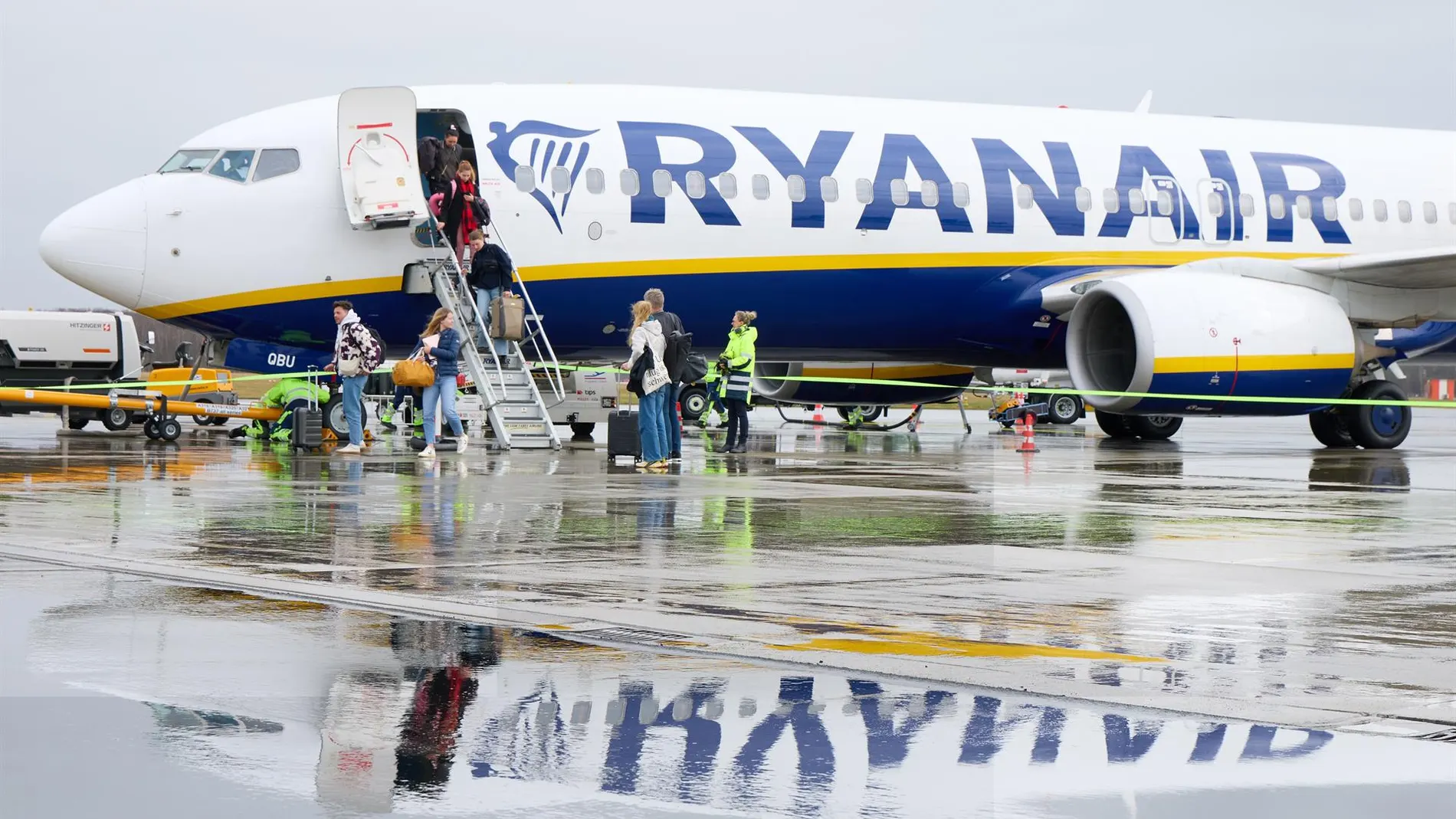 Economía.-(AMP)Ryanair gana 1.610 millones en su ejercicio fiscal pese a una caída del 7% en tarifas