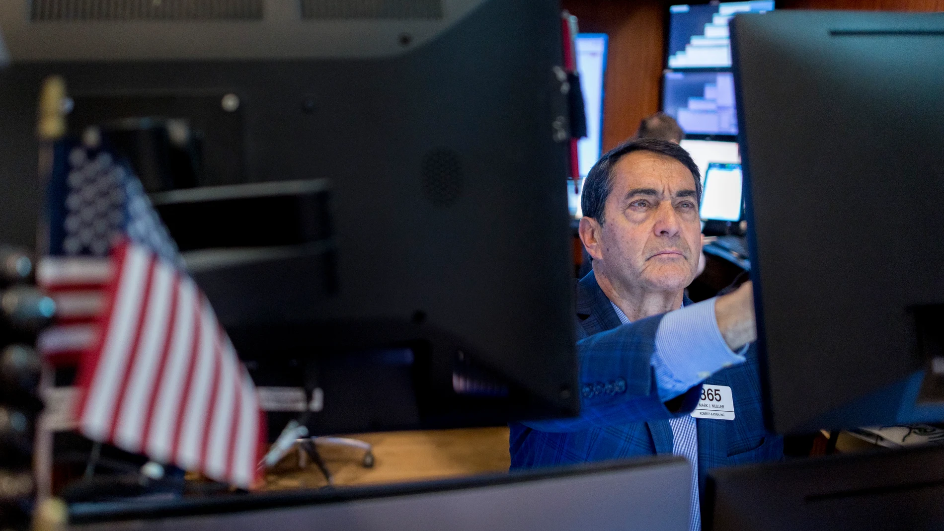 NEW YORK (United States), 19/05/2025.- A trader works on the floor before the Opening Bell at the New York Stock Exchange in New York, New York, USA, 19 May 2025. Financial markets are reacting to Moody’s decision late last week to downgrade the United States' credit rating. (Estados Unidos, Nueva York) EFE/EPA/JUSTIN LANE