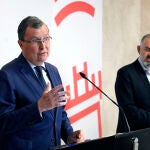 El alcalde de Murcia, José Ballesta, con el líder del sindicato SCRATS, Lucas Jiménez