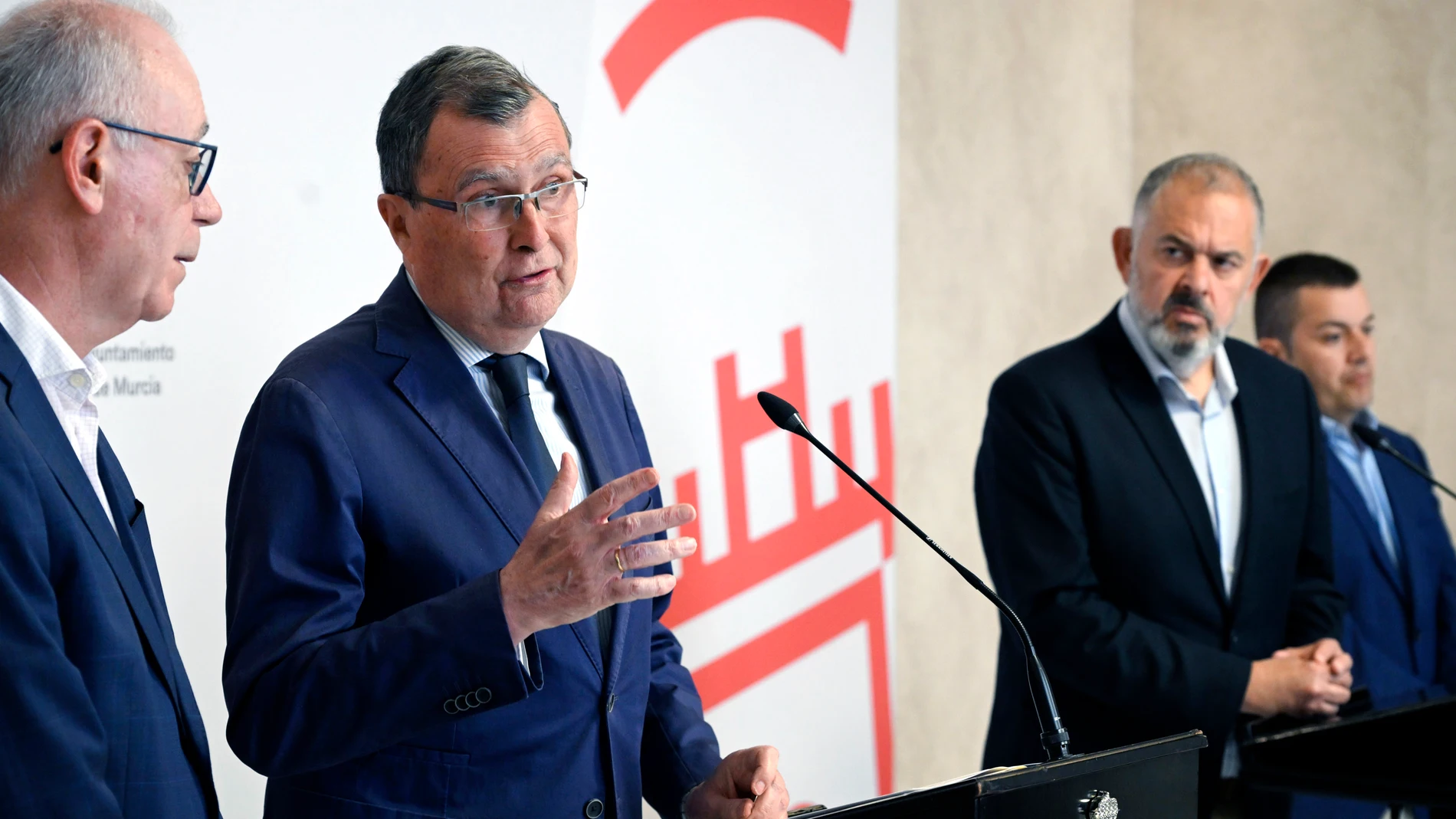 El alcalde de Murcia, José Ballesta, con el líder del sindicato SCRATS, Lucas Jiménez