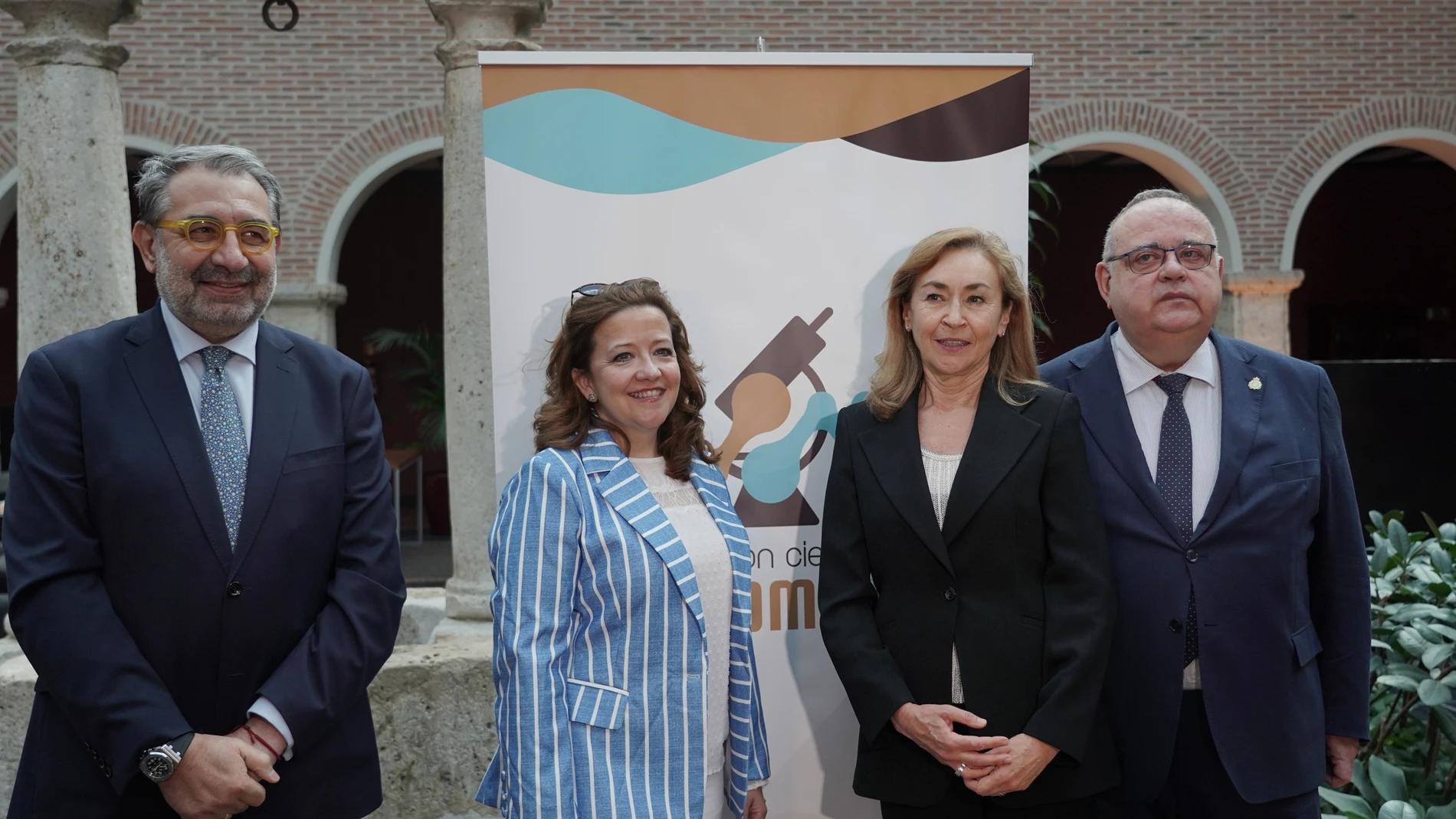 Los consejeros de Sanidad de Castilla y León, Madrid, La Rioja y La Mancha; Alejandro Vázquez, Fátima Matute, María Martín y Jesús Fernández, respectivamente, antes de participar en la jornada