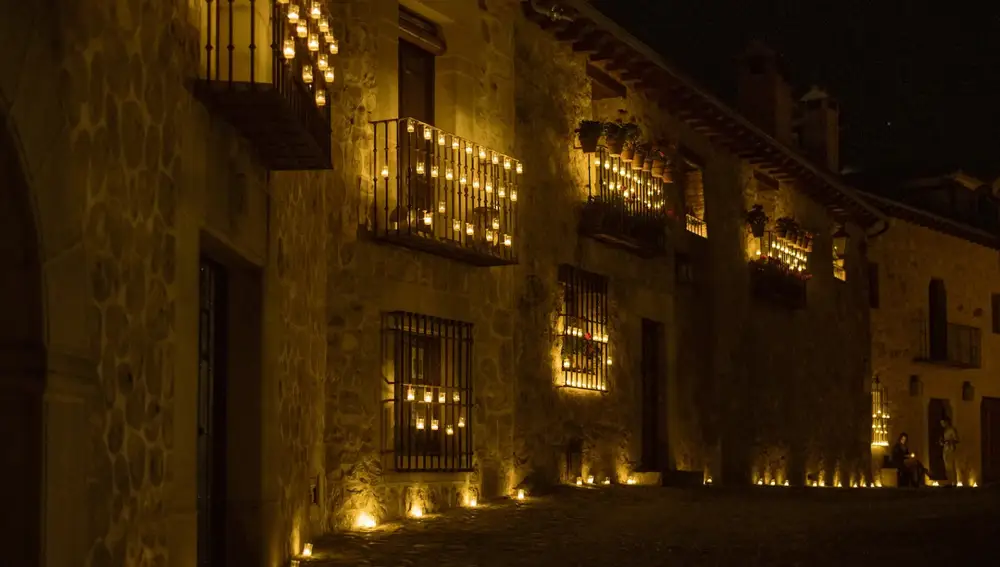 Pedraza iluminada con la luz de las velas