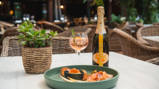 Chandon abre una terraza efímera en Gavà Mar con talleres, música y tapas de autor