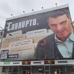 La lona que se desplegó frente al Congreso 