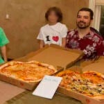 Laszlo Hanyecz mostrando las dos pizzas que obtuvo por 10.000 bitcoins