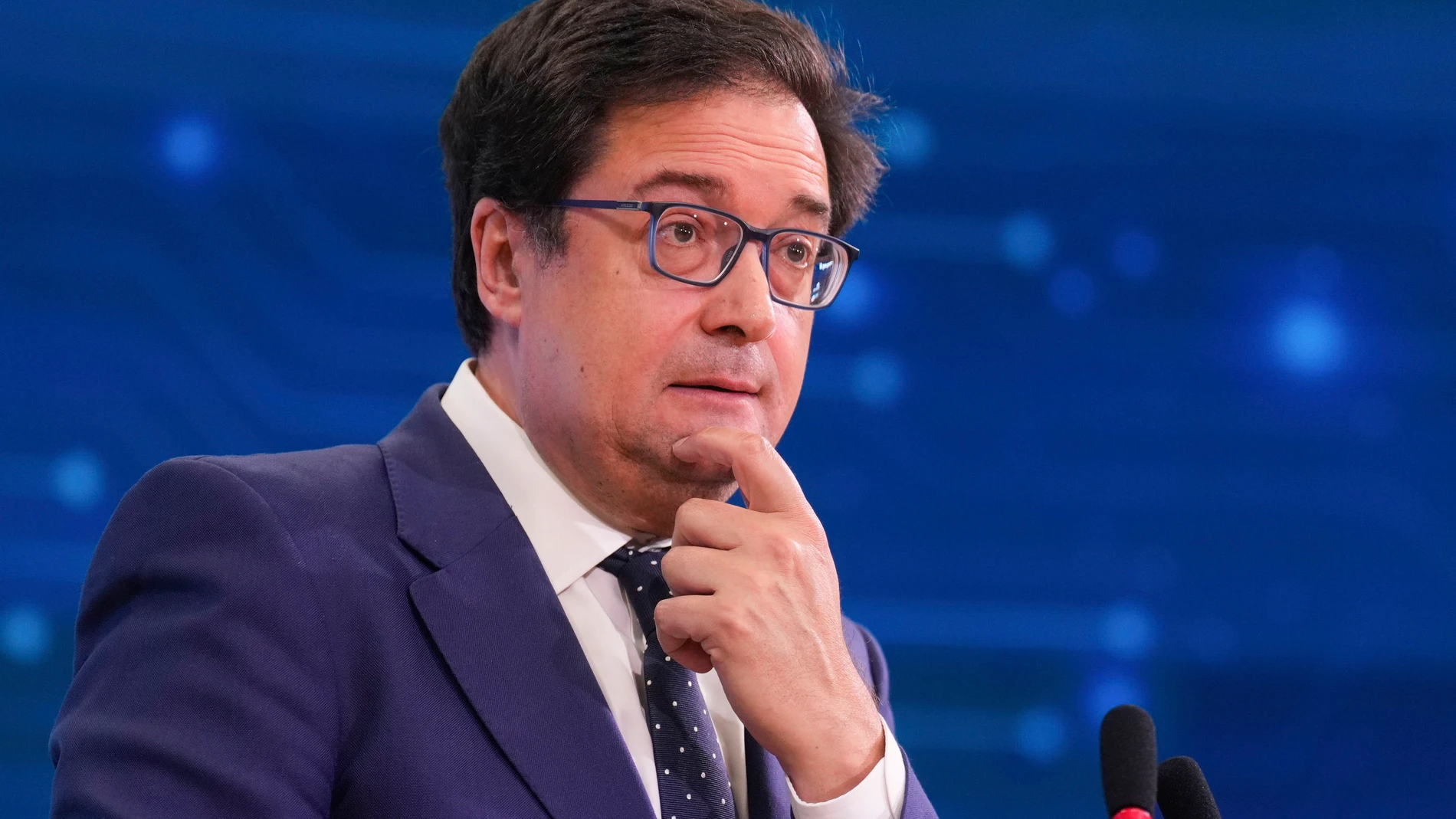 MADRID, 19/05/2025.- El ministro para la Transformación Digital y de la Función Pública, Óscar López, atiende a los medios en la sede Hub de la Fundación ONCE, donde posteriormente participará en la presentación del informe 'IA para periodistas: ¿enemiga o aliada?'. EFE/Borja Sánchez-Trillo