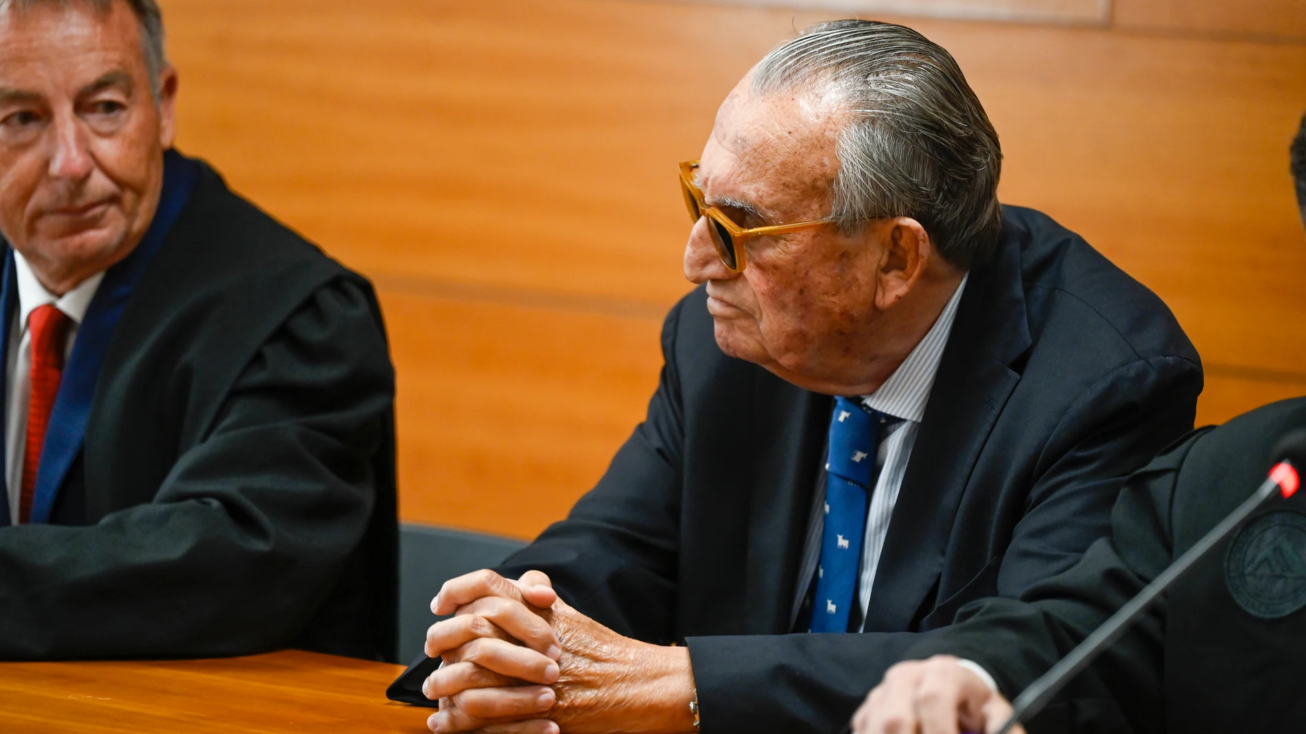 GRAFCVA7588. CASTELLÓN DE LA PLANA, 19/05/2025.- El expresidente de la Diputación de Castellón y del PP provincial Carlos Fabra durante la primera sesión del juicio con jurado que acoge la Audiencia de Castellón por un presunto delito de cohecho en el que figura como acusado por presuntas irregularidades en un patrocinio del aeropuerto de Castellón junto al expiloto de motociclismo Álex Debón. EFE/Andreu Esteban