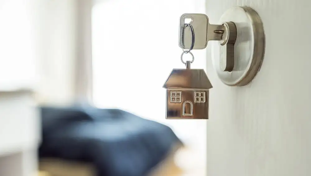 Unas llaves con forma con un llavero de una casa