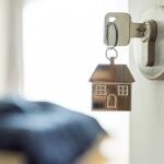 Unas llaves con forma con un llavero de una casa