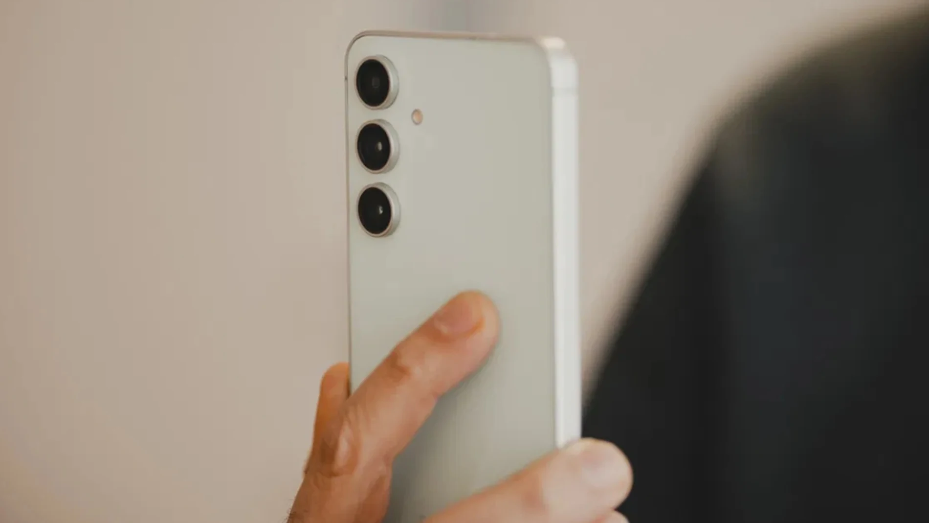 Las tres cámaras traseras del Samsung Galaxy S24 FE