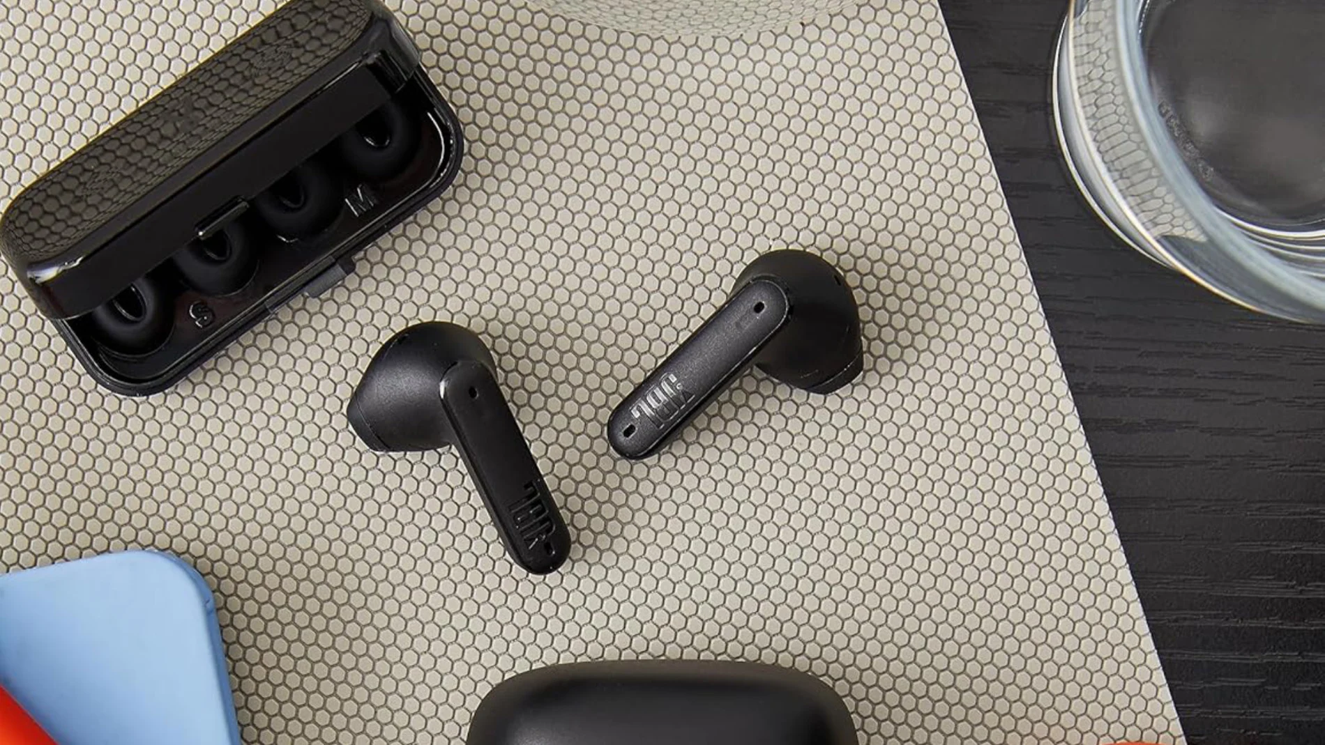 Los auriculares JBL Tune Flex TWS tres juegos de almohadillas de diferentes tamaños