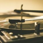 Del ritual cultural al objeto de lujo: lo que el auge del vinilo esconde en 2025