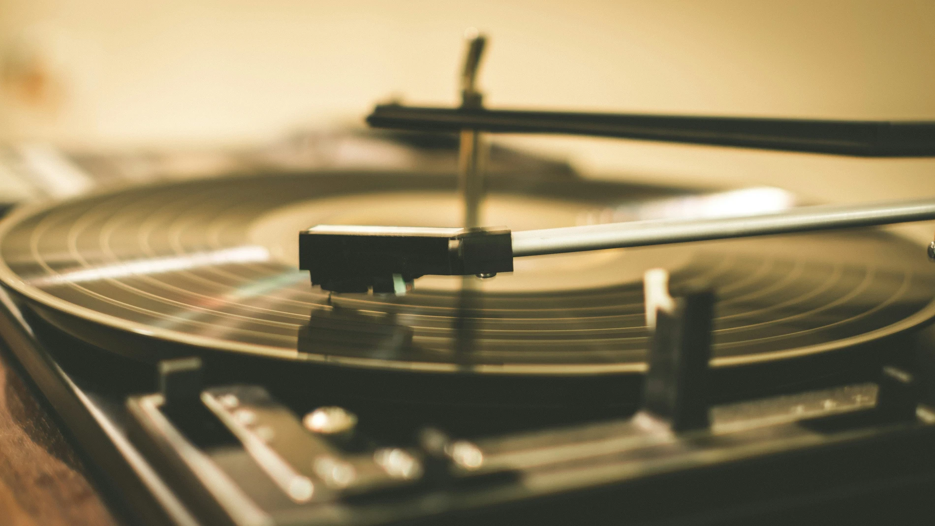 Del ritual cultural al objeto de lujo: lo que el auge del vinilo esconde en 2025