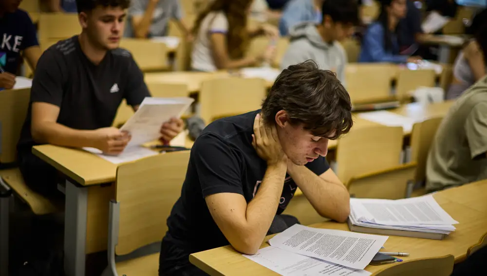 Estudiantes durante el primer examen de la EVAU en Ciudad Universitaria en Madrid