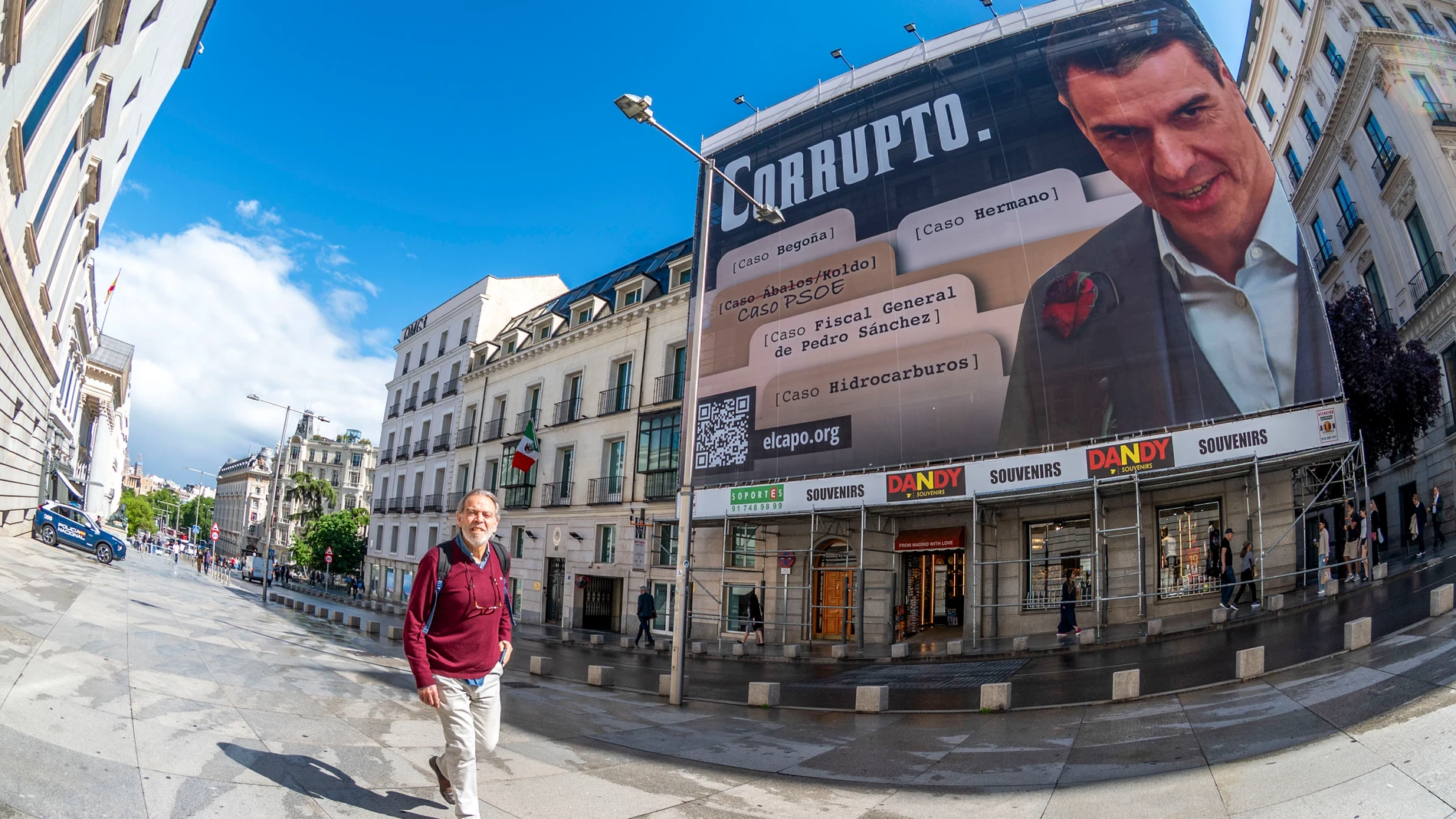 MADRID, 19/05/2025.-El Partido Socialista (PSOE) denunció este lunes la colocación de una gran fotografía del presidente del Gobierno, Pedro Sánchez, con la palabra "corrupto" en la fachada de un inmueble situado enfrente del Congreso. En la imagen de grandes dimensiones, pagada por la organización ultraconservadora Hazte Oír, se citan varios casos de investigaciones judiciales que afectan a familiares de Sánchez, a un exministro socialista y al fiscal general del Estado, entre otros. EFE/ Fe...