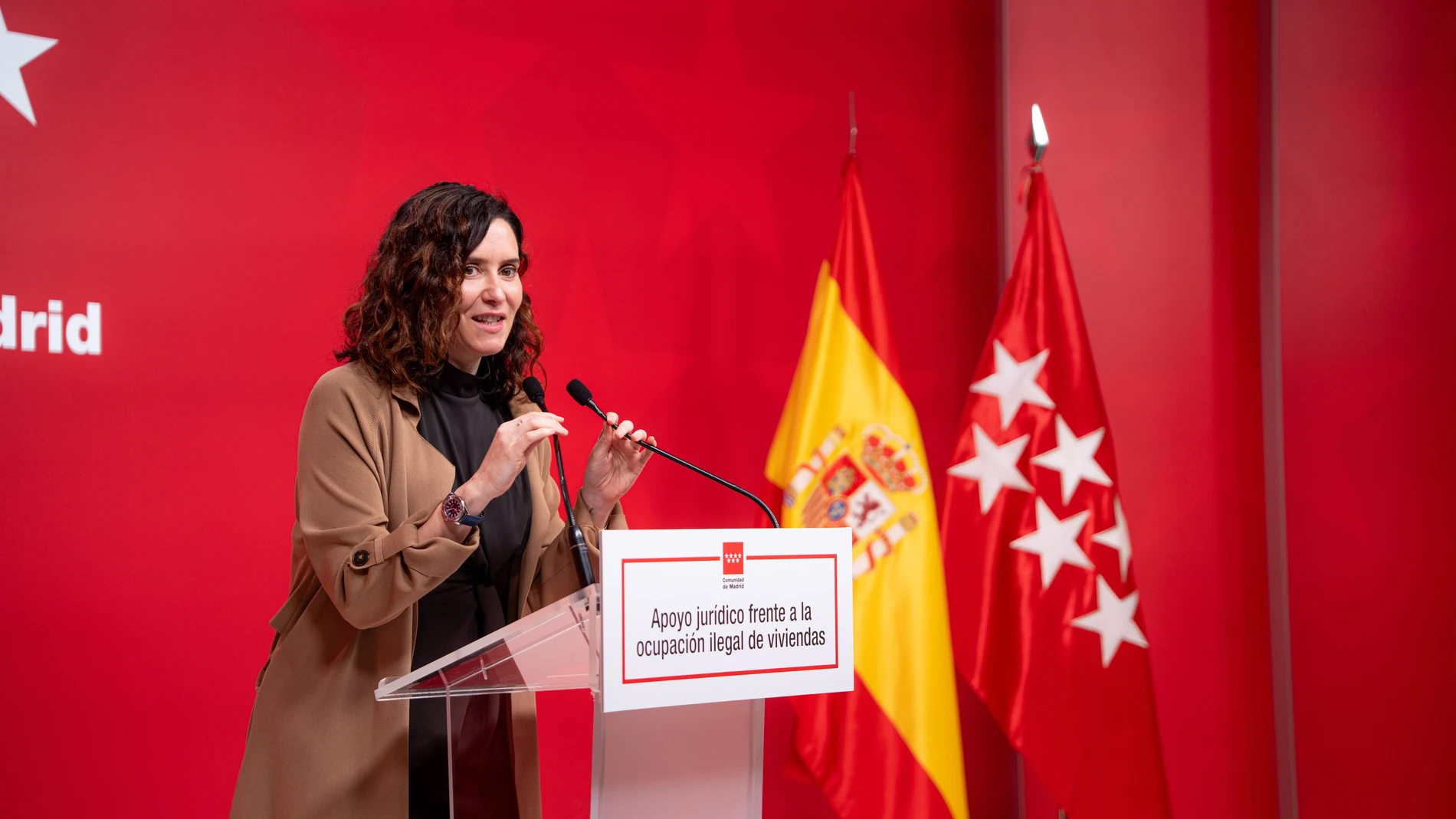 La presidenta de la Comunidad de Madrid, Isabel Díaz Ayuso, interviene durante el acto de firma con los decanos de los colegios de abogados y procuradores, un protocolo de actuación frente a la ocupación ilegal de las viviendas, en la Real Casa de Correos, a 19 de mayo de 2025, en Madrid (España). Durante el acto, la presidenta de la Comunidad de Madrid ha hablado de la pérdida del alquiler en España, haciendo alusión a que España ha perdido 120.000 alquileres en dos años desde la aplicación ...