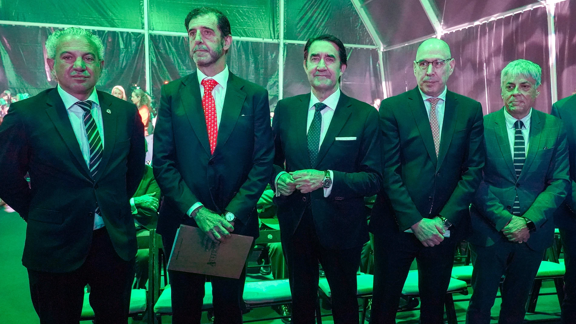 En la imagen (IaD) el delegado del Gobierno, Nicanor Sen; el presidente de GAM, Pedro Luis Fernández; el consejero de Medio Ambiente, Vivienda y Ordenación del Territorio, Juan CArlos Suárez-Quiñones; el viceconsejero de Economía, Carlos Martín Tobalina, y el delegado territorial de la Junta, Eduardo Diego